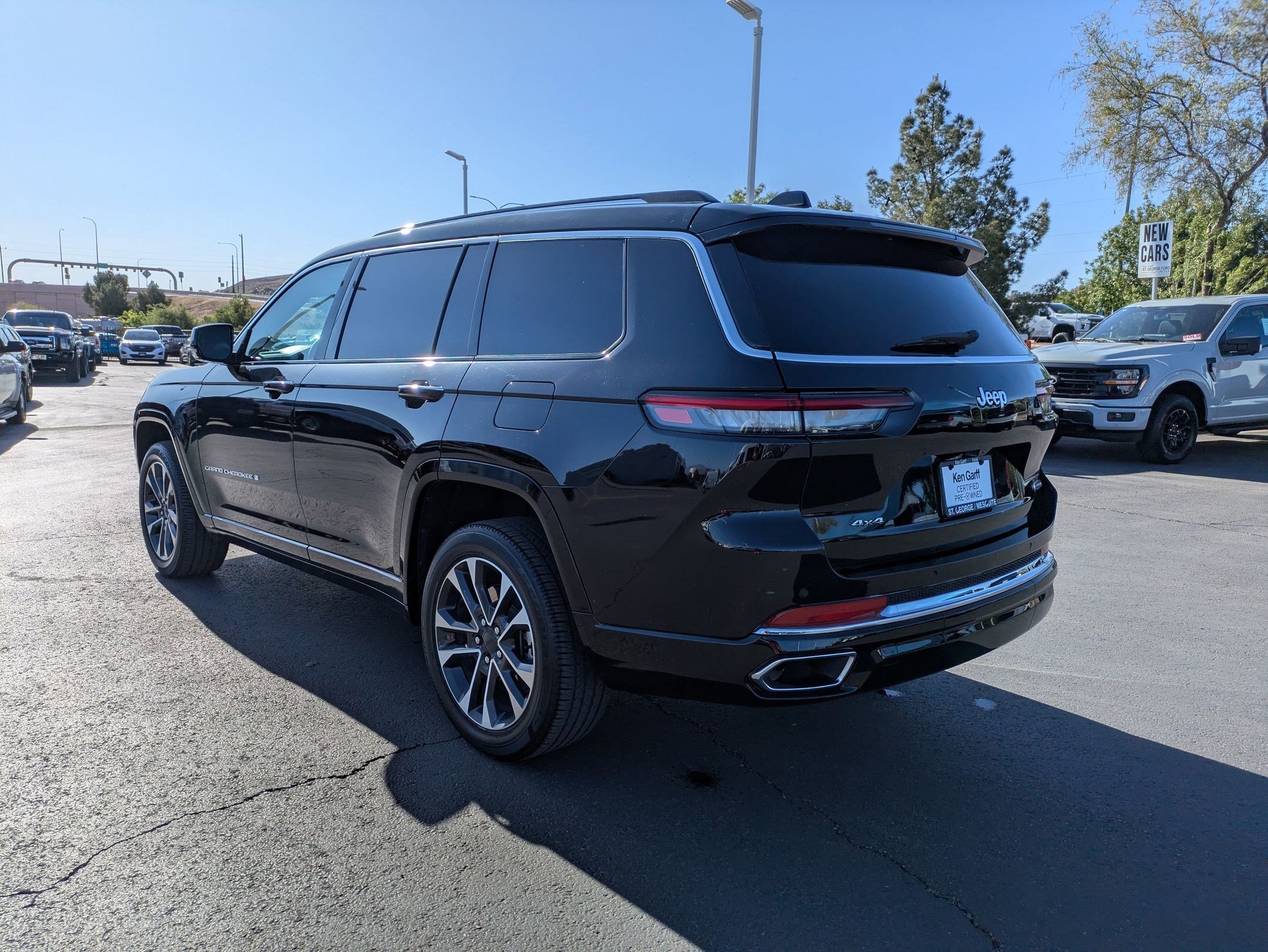 Used 2023 Diamond Black Crystal Pearlcoat Jeep Overland image 5