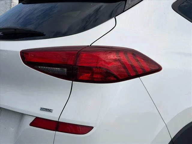 Used 2021 White Cream Hyundai SE image 11