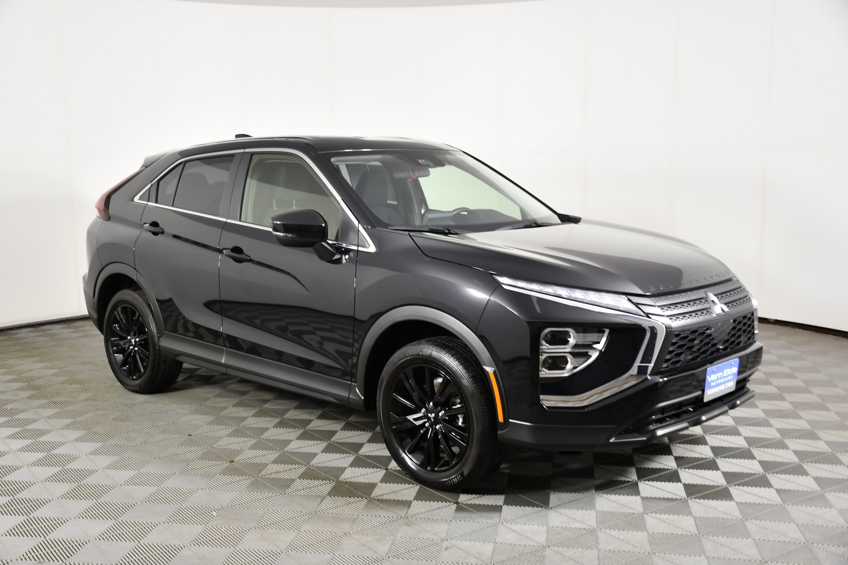 Certified Used 2025 Labrador Black Pearl Mitsubishi LE image 4