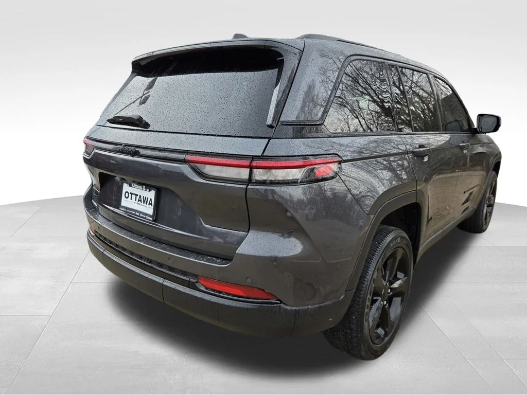 Used 2023 Gray Jeep Altitude X image 4