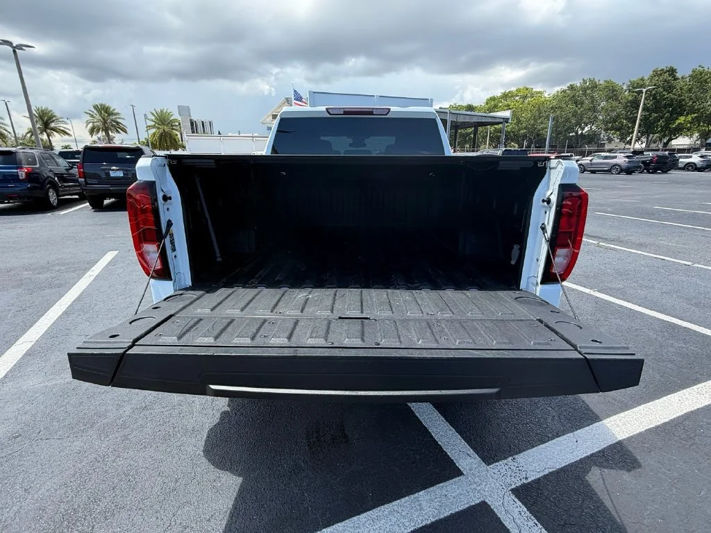 Used 2023 SUMMIT WHITE GMC Elevation image 16