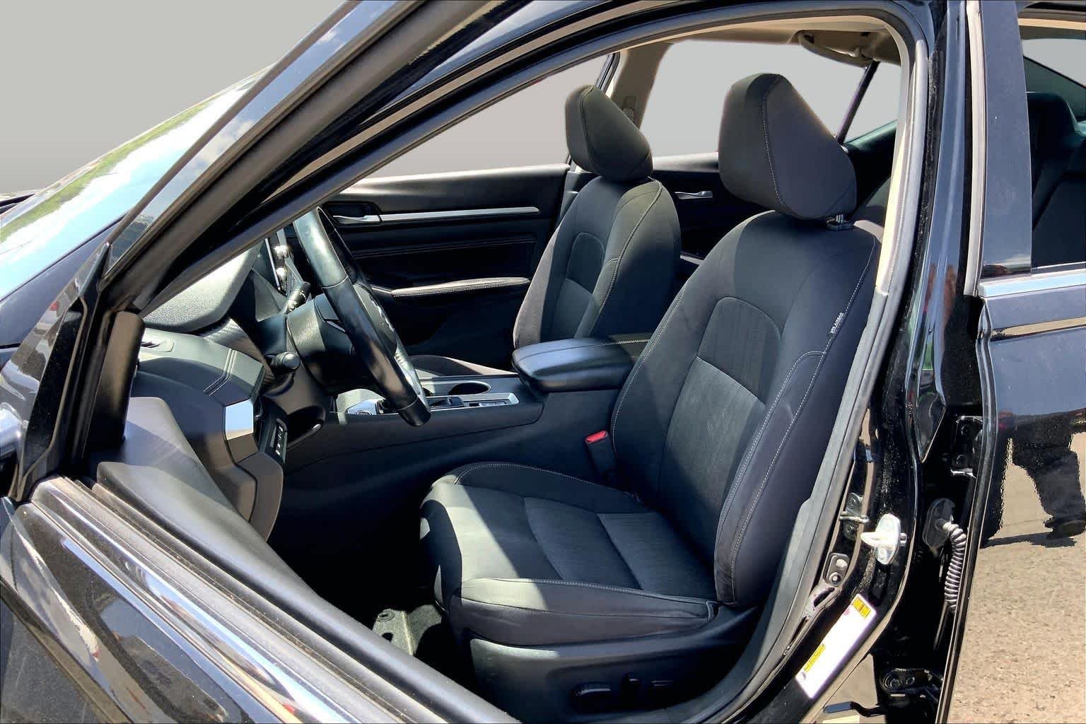 Used 2019 Super Black Nissan 2.5 SV image 8