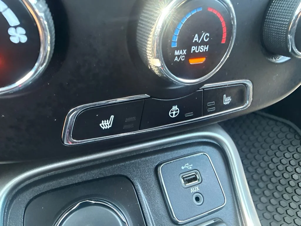 Used 2018 Gray Jeep Latitude image 13