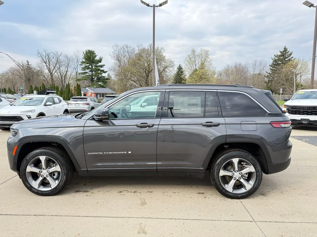 New 2026 Baltic Gray Metallic Clear-Coat Exterior Paint Jeep Limited image 4