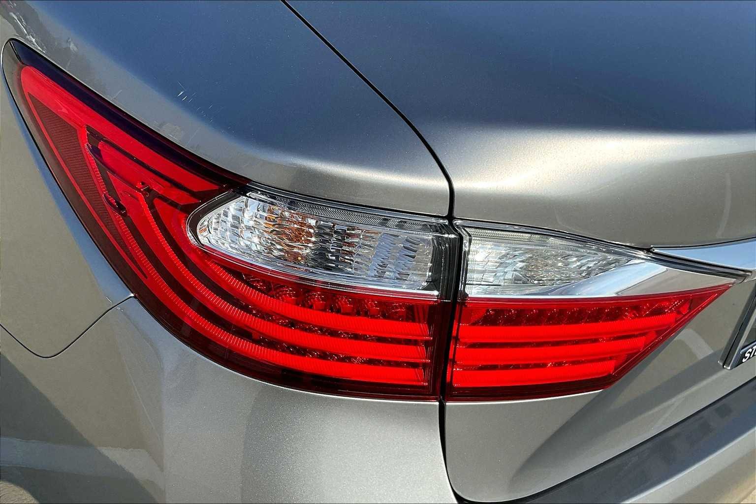 Used 2015 Atomic Silver Lexus  image 26
