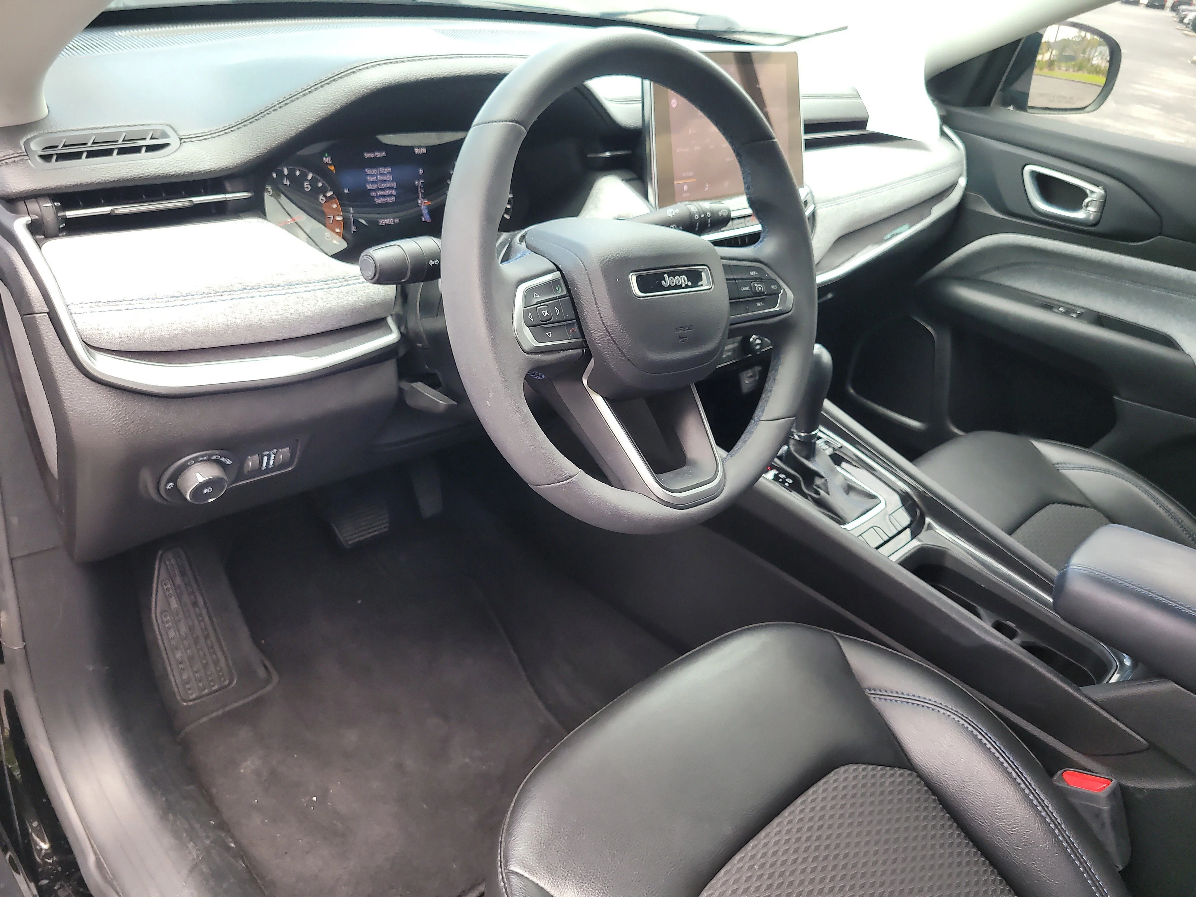 Used 2022 Diamond Black Crystal Pearlcoat Jeep Latitude image 19