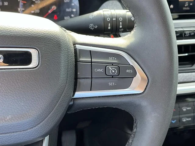 Used 2025 Black Jeep Latitude image 27