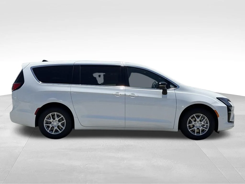 New 2027 Bright White Clear-Coat Exterior Paint Chrysler Select image 6