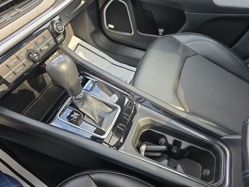 Used 2022 Silver Jeep Latitude image 21