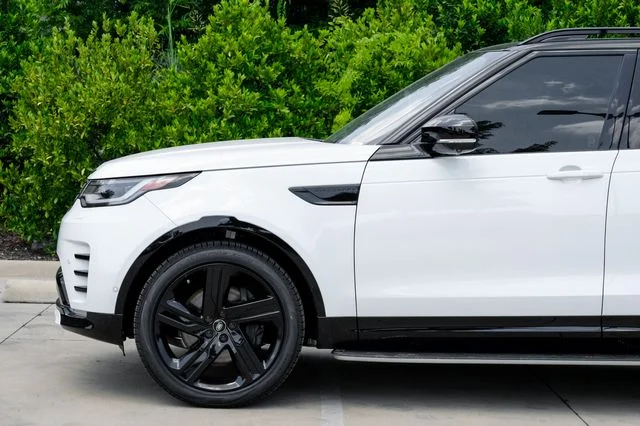 Used 2025 White Land Rover Dynamic SE image 19