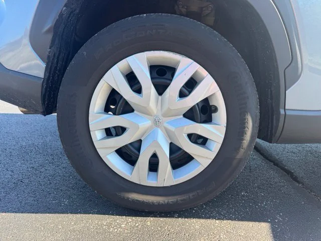 Used 2022  Toyota L image 10