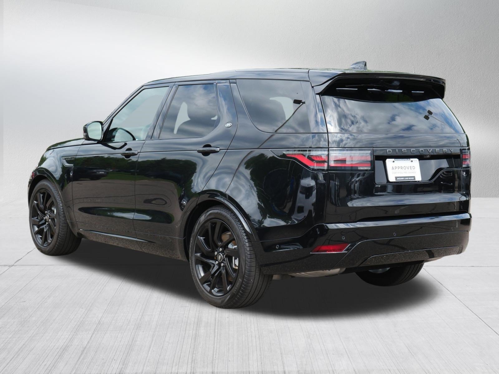 Certified Used 2025 Santorini Black Metallic Land Rover Dynamic SE image 3