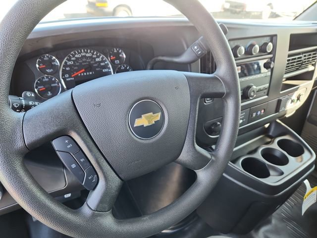 New 2025 Summit White Chevrolet WT image 30