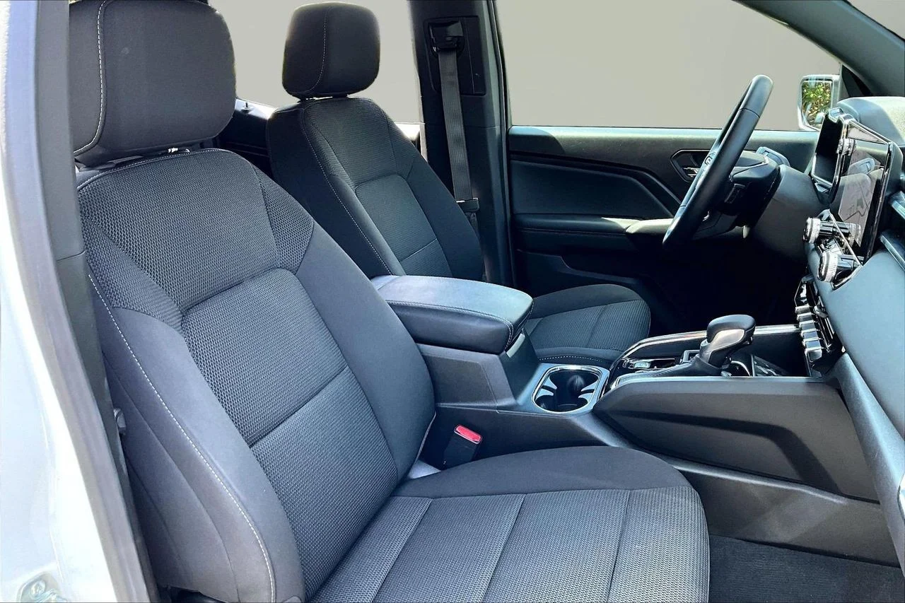 Used 2025 White GMC Elevation image 22
