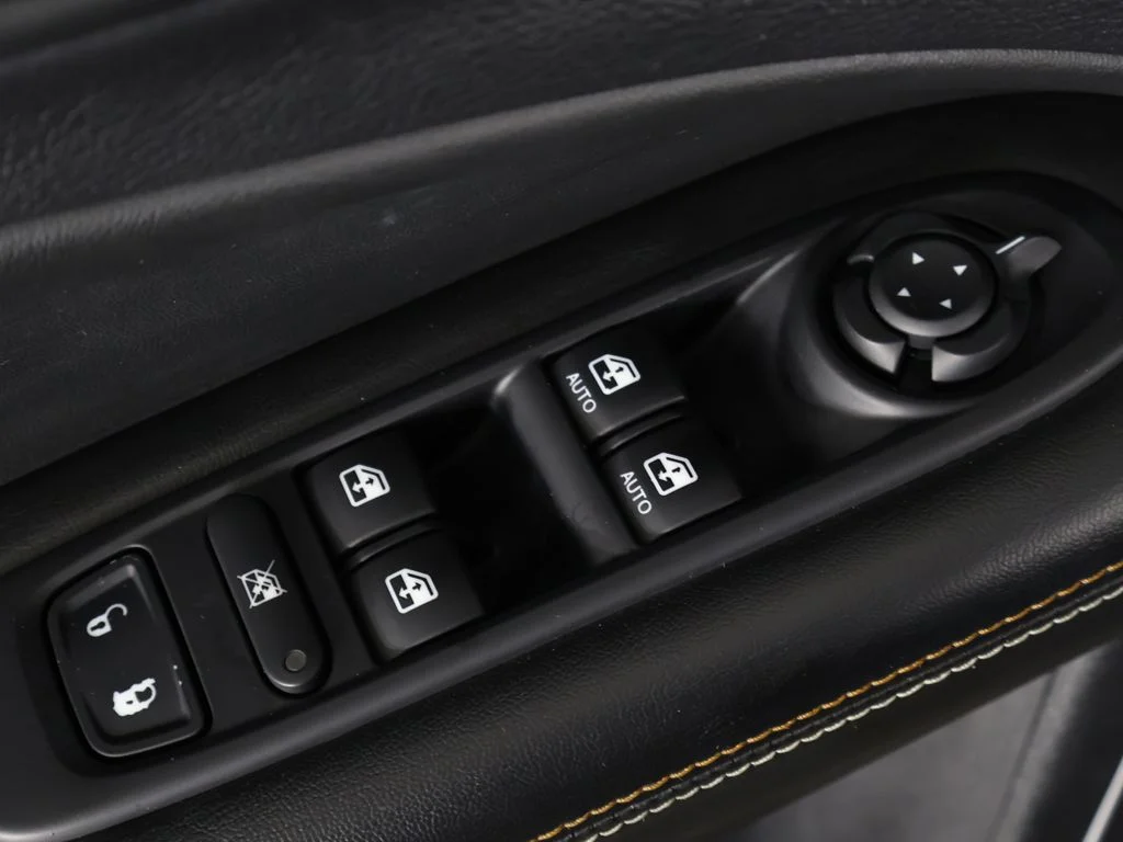 Used 2019 Laser Blue Pearlcoat Jeep Latitude image 32