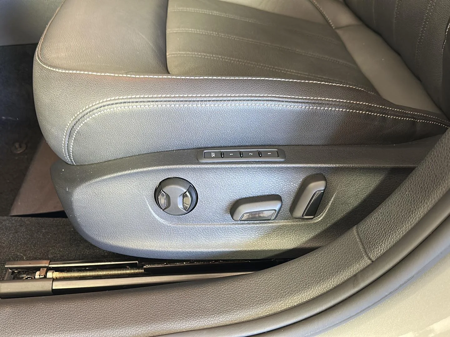 Used 2020 Platinum Gray Metallic Volkswagen 2.0T SEL image 8
