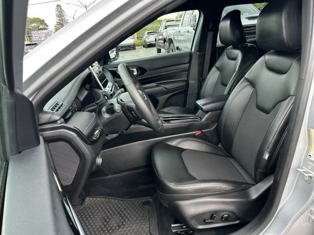 Used 2025 Silver Jeep Latitude image 30