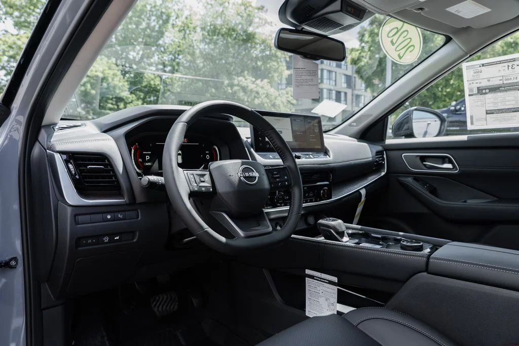 New 2026 Boulder Gray Pearl / Super Black Two-tone Nissan Platinum image 23