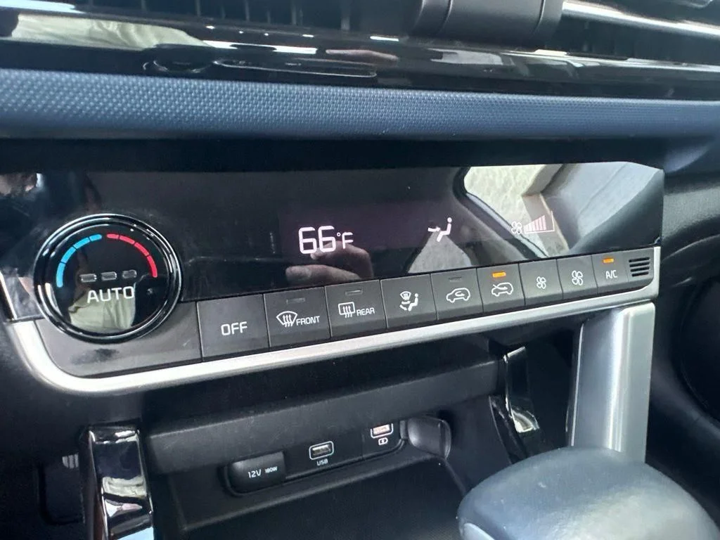 Used 2023 White Kia S image 20