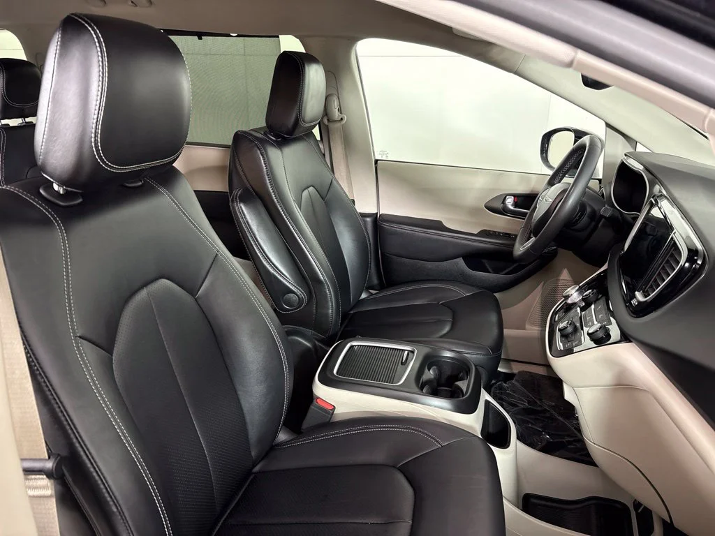 Used 2024 Black Chrysler Touring L image 18