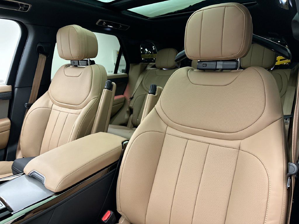 New 2027 Borasco Grey Metallic Land Rover SE image 10