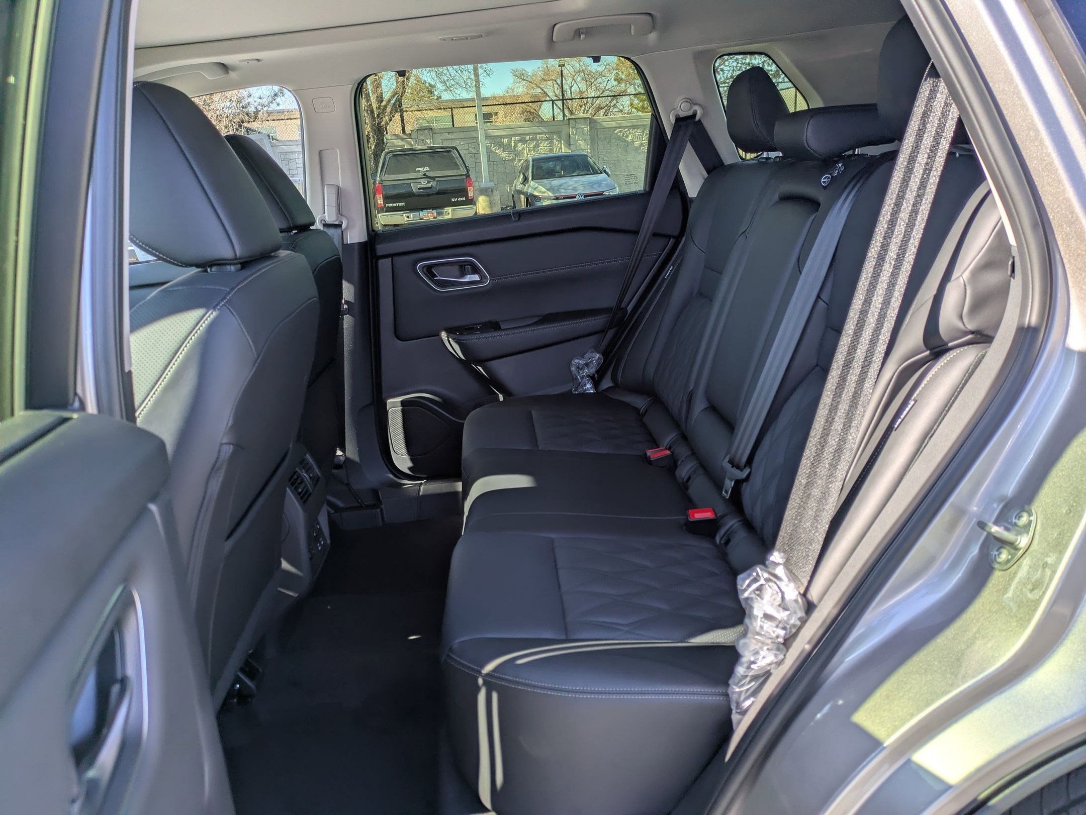 New 2026 Champagne Silver Metallic/Super Black Nissan Platinum image 16