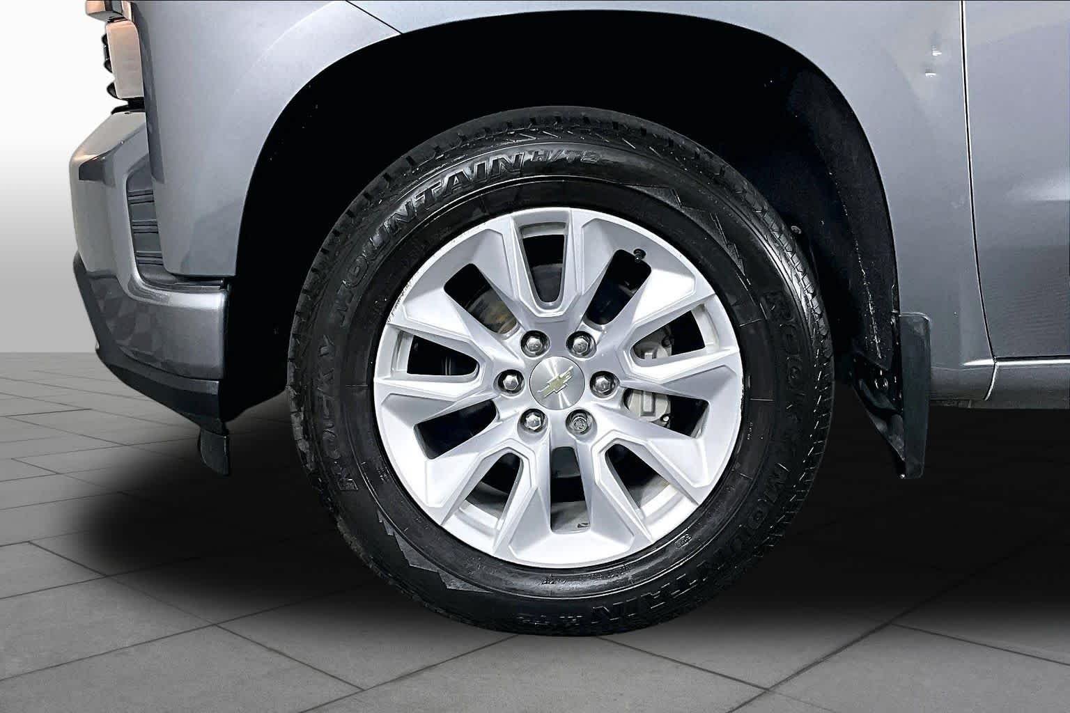 Used 2022 Satin Steel Metallic Chevrolet Custom image 10