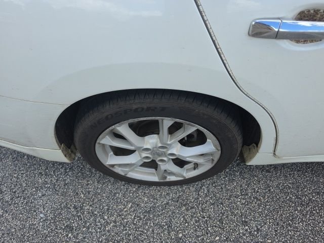 Used 2013 White Nissan 3.5 SV image 5