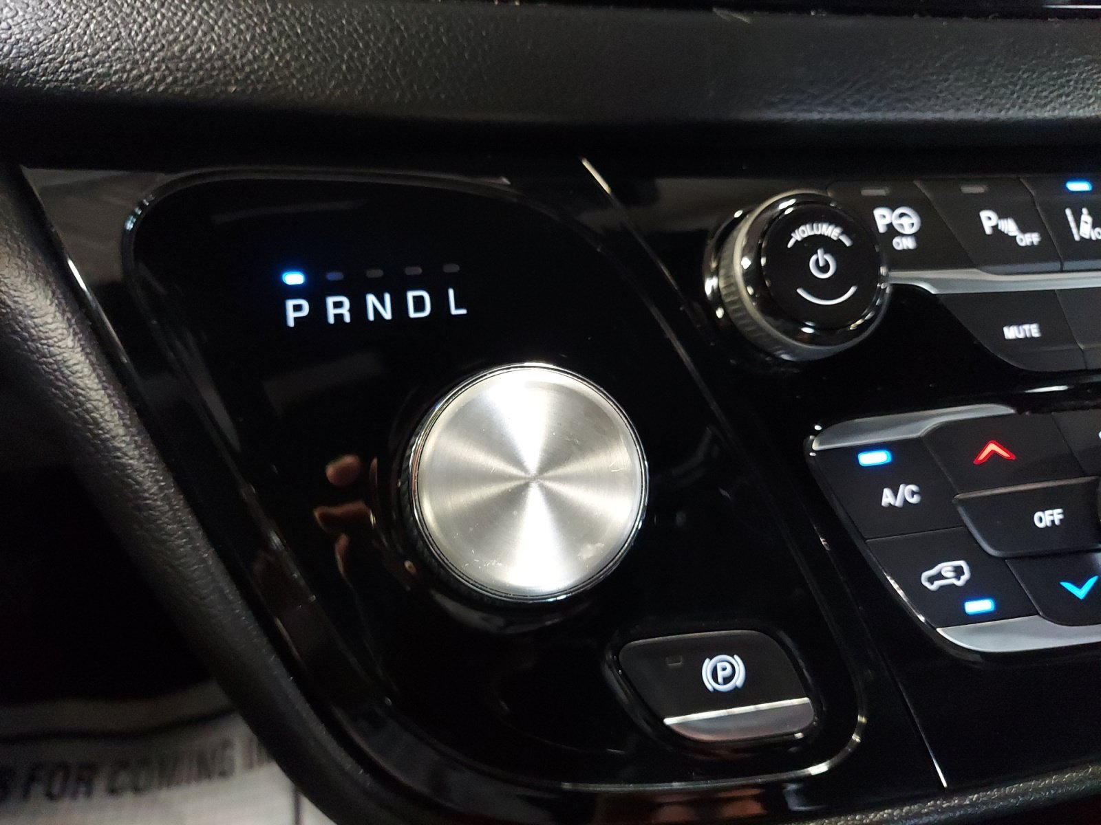 Used 2020 Luxury White Pearlcoat Chrysler Touring image 22