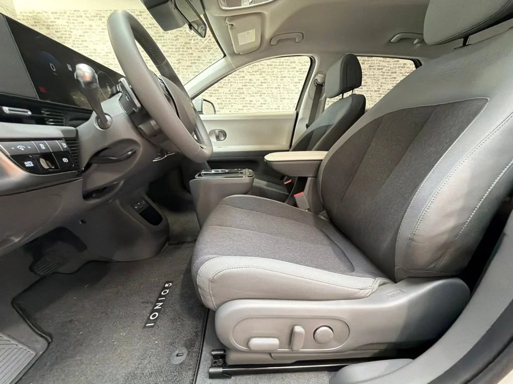 New 2027 Cyber Gray Hyundai SE image 24