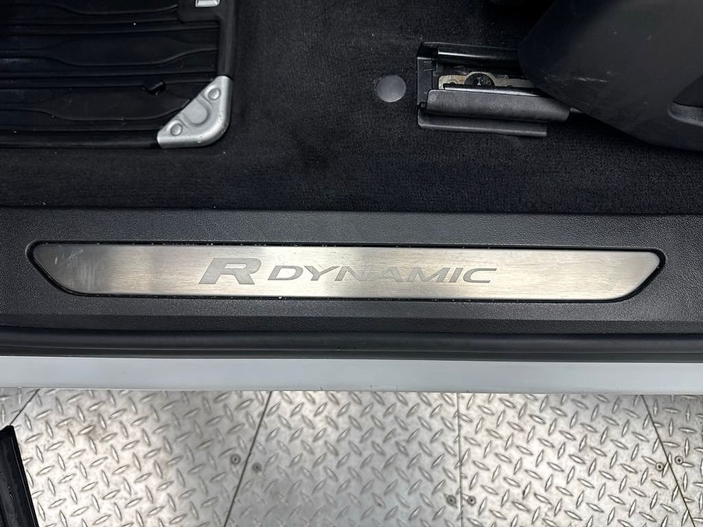 Used 2023 Fuji White Land Rover R-Dynamic SE image 32