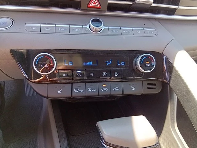 Used 2025 Blue Hyundai SEL Convenience image 18