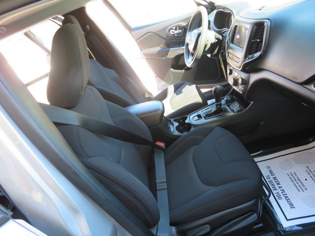 Used 2021 Billet Silver Metallic Clearcoat Jeep Latitude image 12