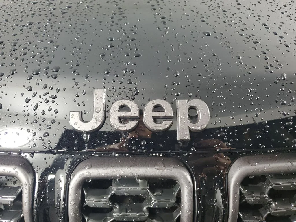 New 2026 Diamond Black Crystal Pearl-Coat Exterior Paint Jeep Latitude image 10