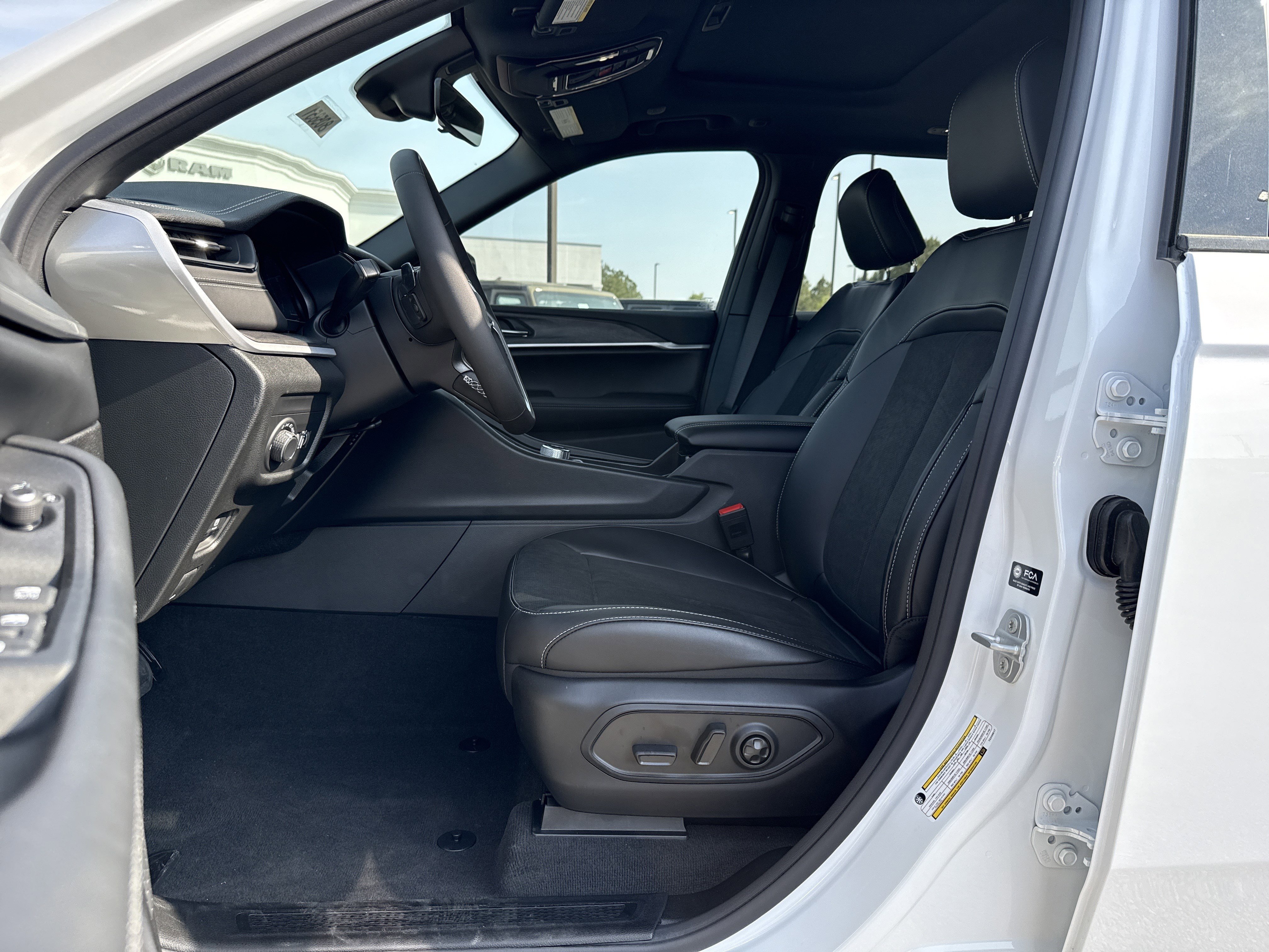 New 2026 Bright White Clear-Coat Exterior Paint Jeep Altitude image 9