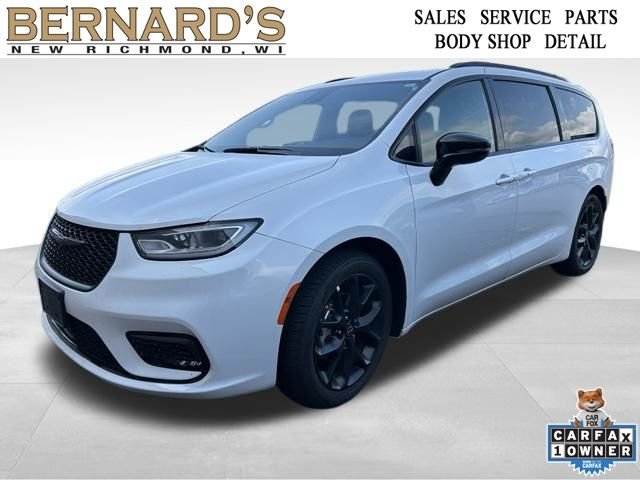 Used 2025 White Chrysler Limited image 1