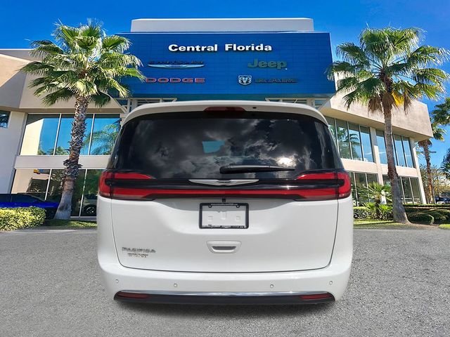 New 2026 Bright White Clear-Coat Exterior Paint Chrysler Select image 6