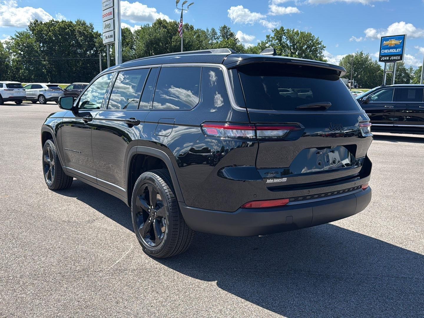 New 2026 Diamond Black Crystal Pearl-Coat Exterior Paint Jeep Limited image 18