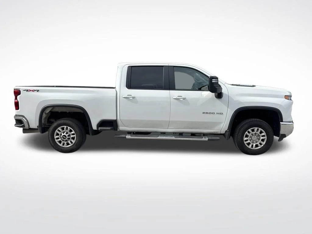 Used 2025 Summit White Chevrolet LT image 4