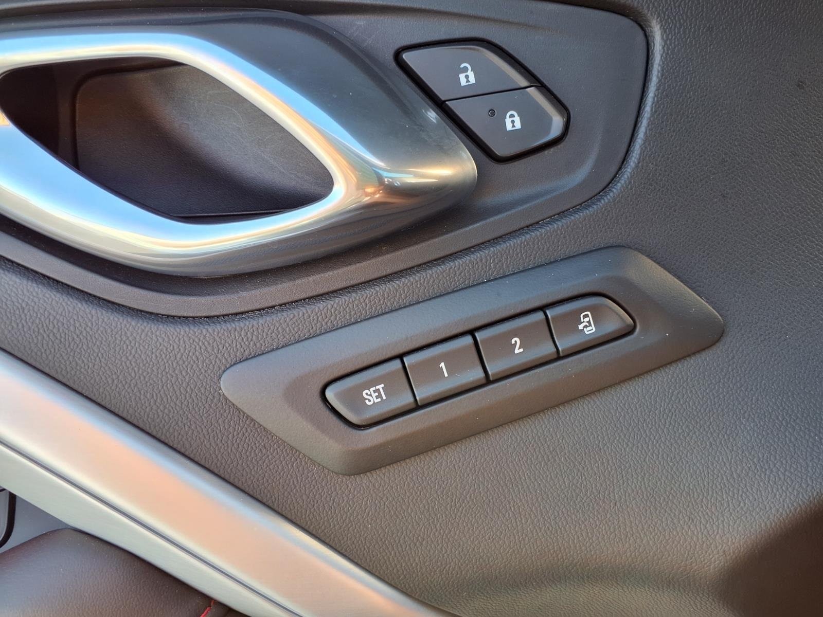 Used 2018 Silver Chevrolet 2LT image 21