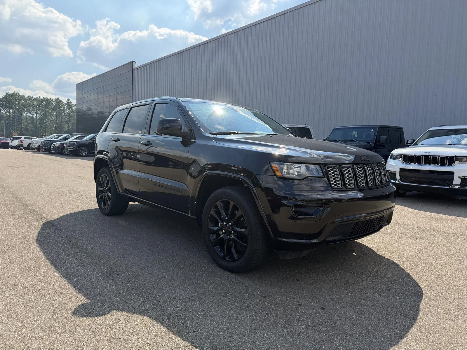 Used 2020 Diamond Black Crystal Pearlcoat Jeep Altitude image 3