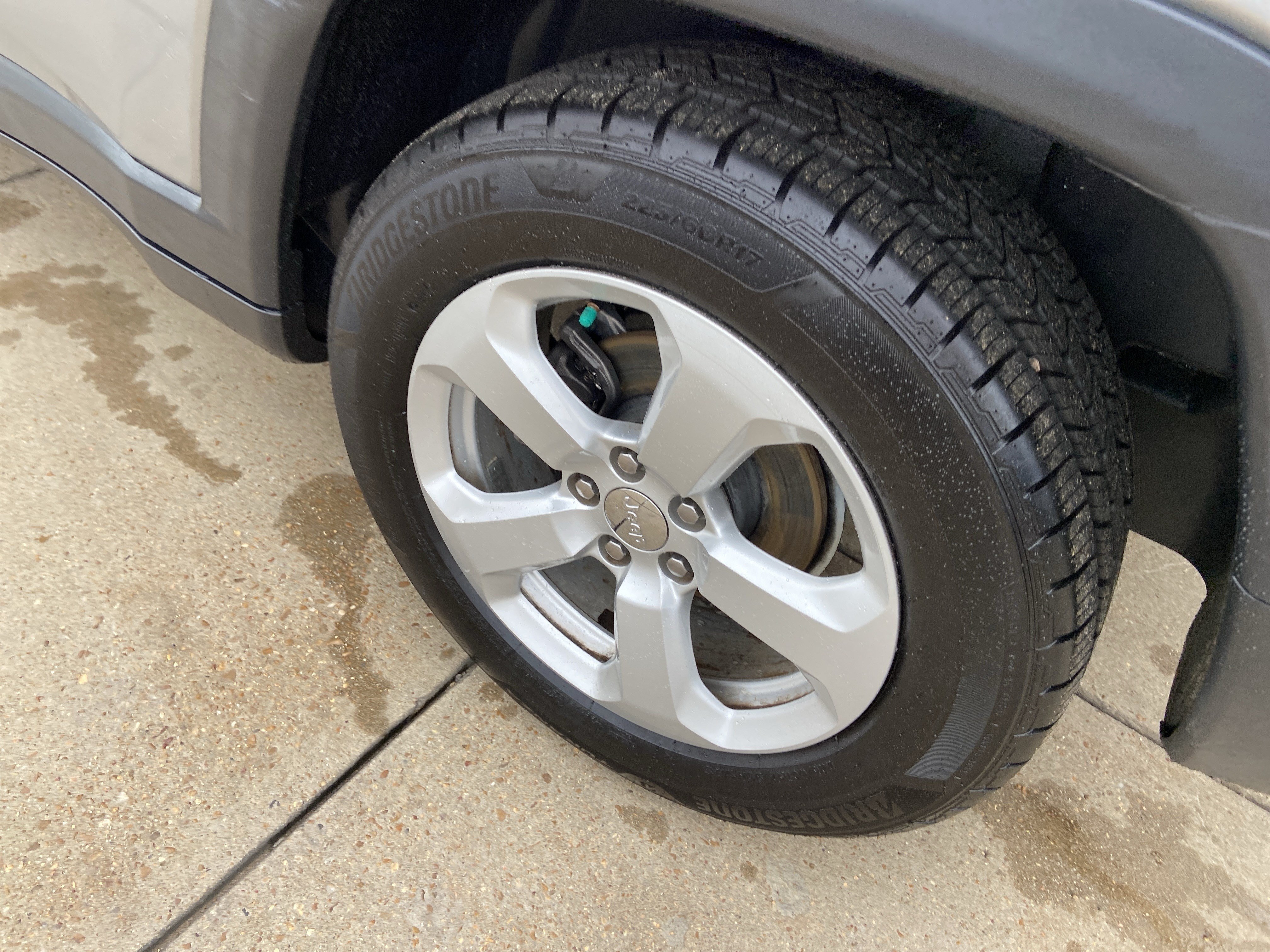 Used 2019 Billet Silver Metallic Clearcoat Jeep Latitude image 34