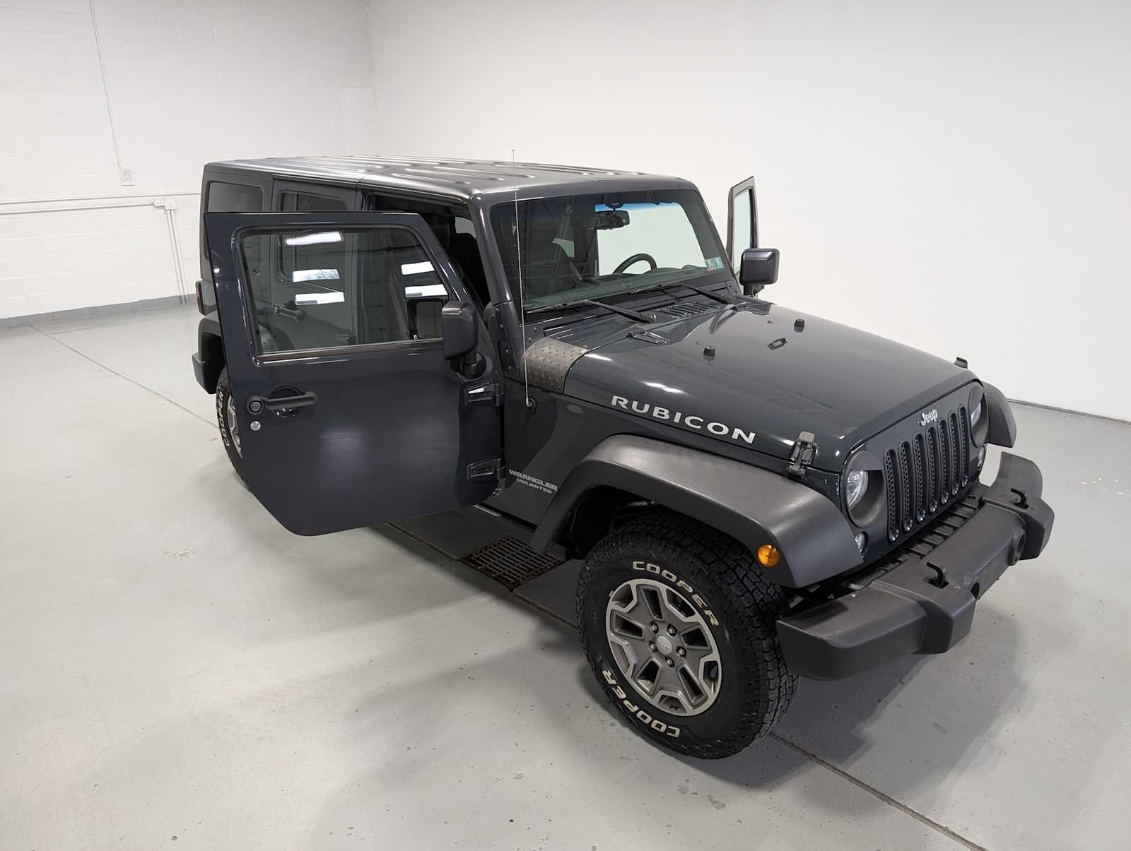 Used 2017 Rhino Clearcoat Jeep Rubicon image 15