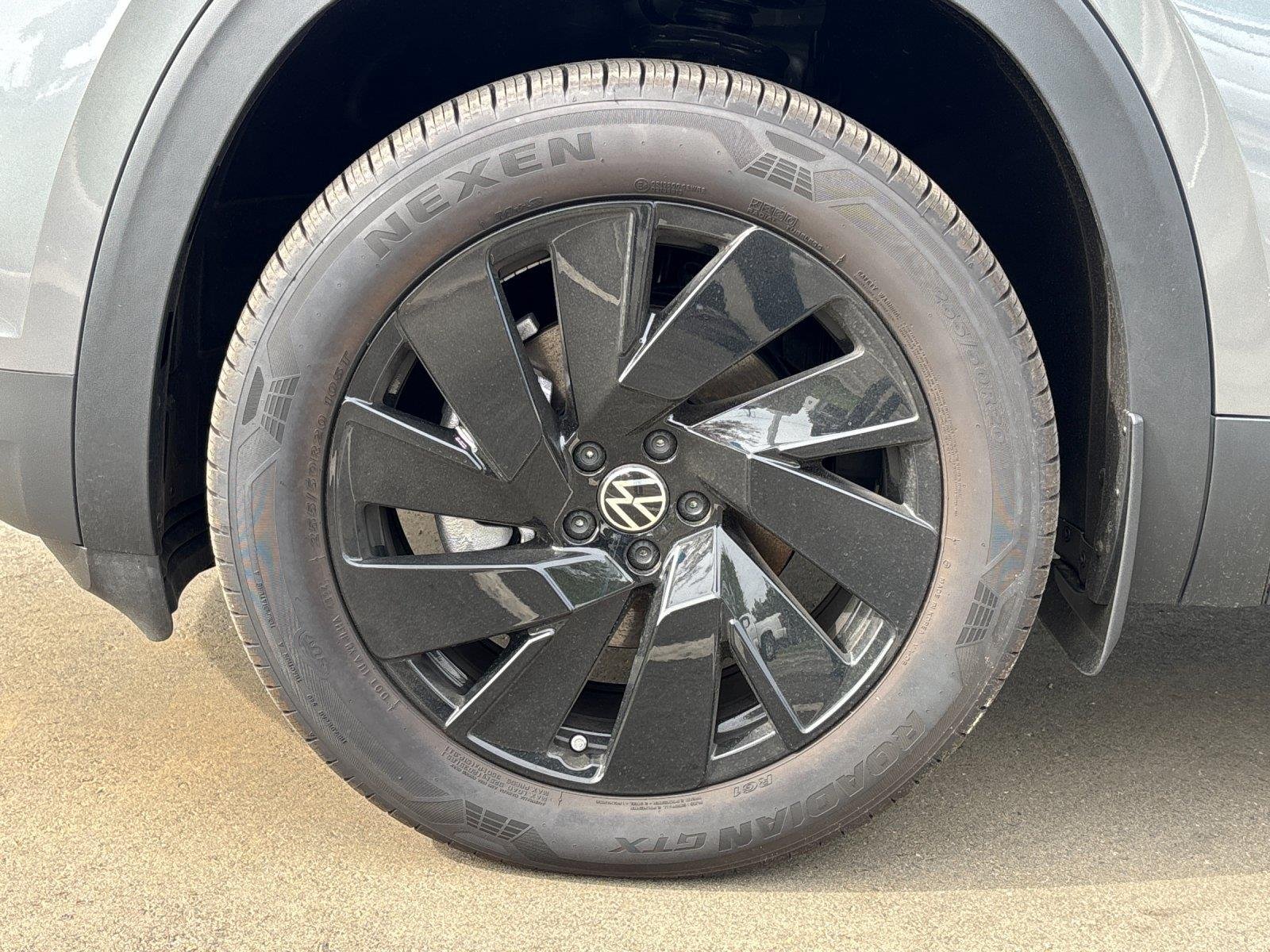2025 Volkswagen Atlas SE w/Tech - Photo 10