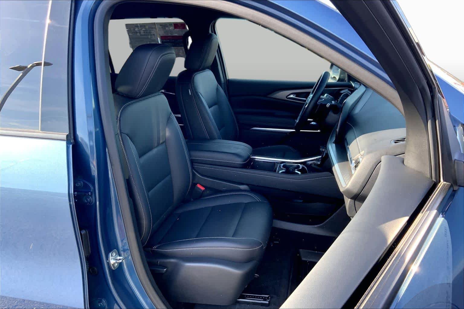 Used 2025 Lakeshore Blue Metallic Chevrolet FWD LT image 9