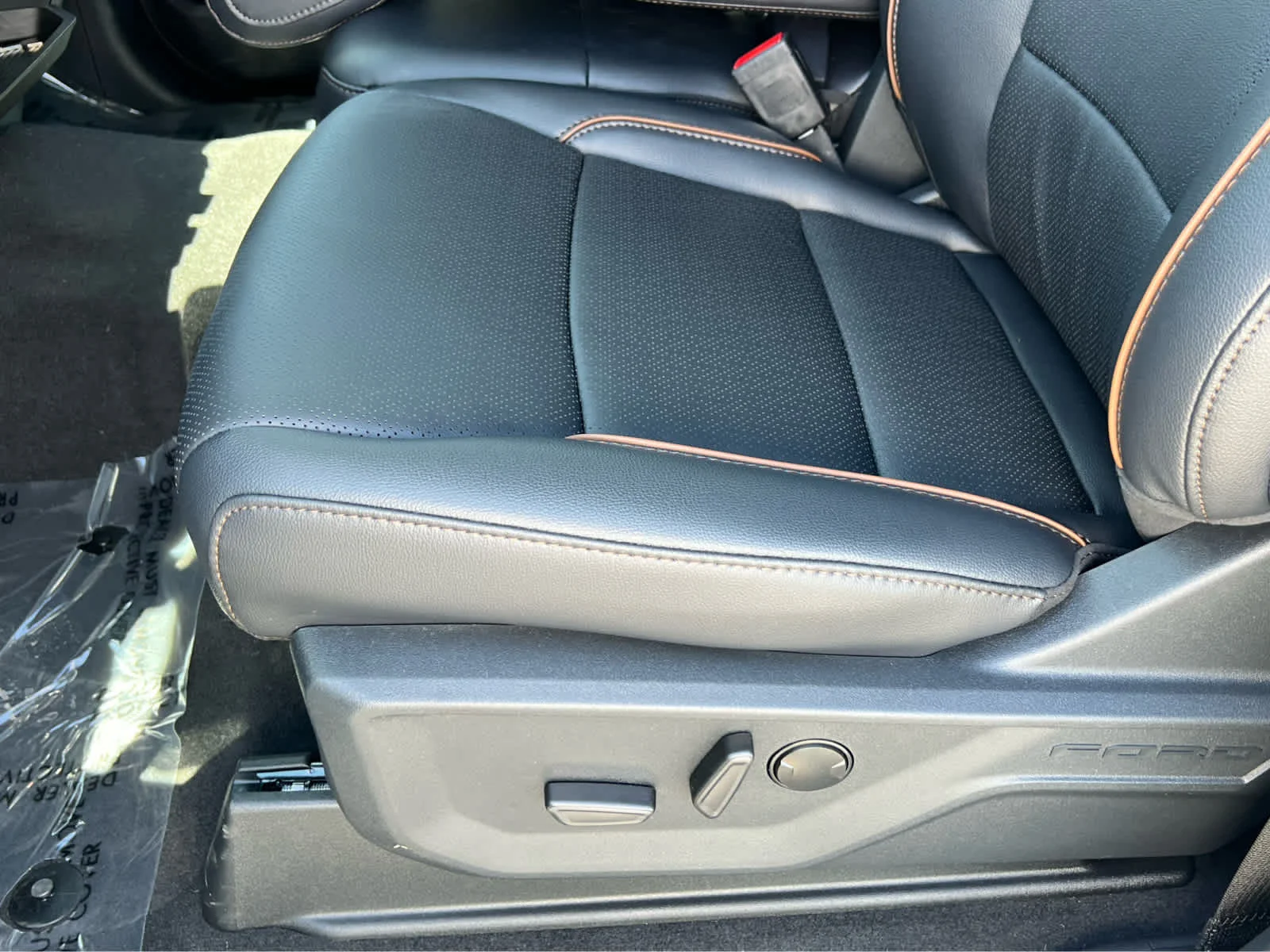 New 2026 Star White Metallic Tri-Coat Ford F-350® Lariat® image 30