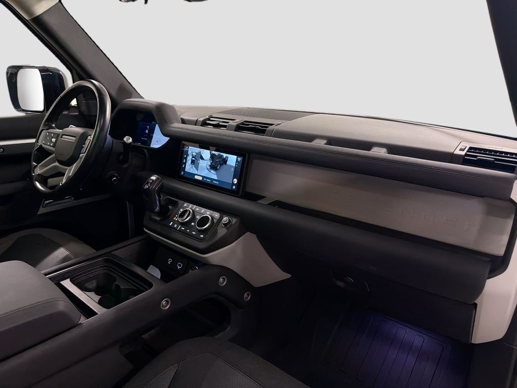 Used 2021 White Land Rover SE image 30