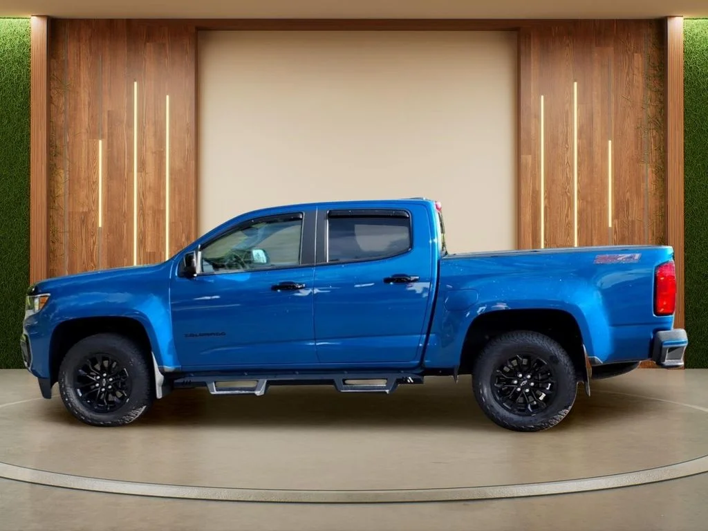 Used 2022 Blue Chevrolet Z71 image 27