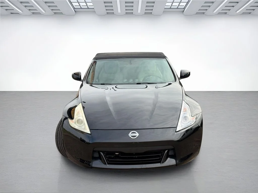 Used 2011 Magnetic Black Metallic Nissan Touring image 5