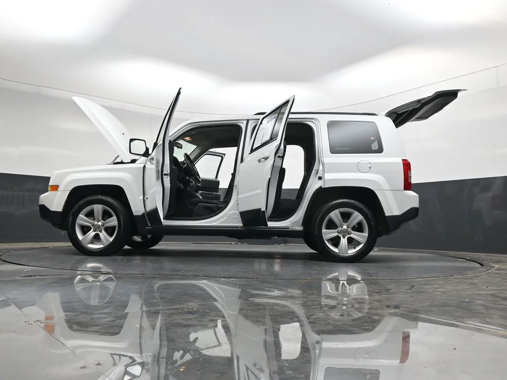Used 2015 Bright White Clearcoat Jeep Latitude image 43
